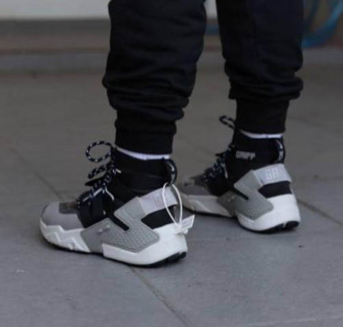 nike huarache gripp on feet